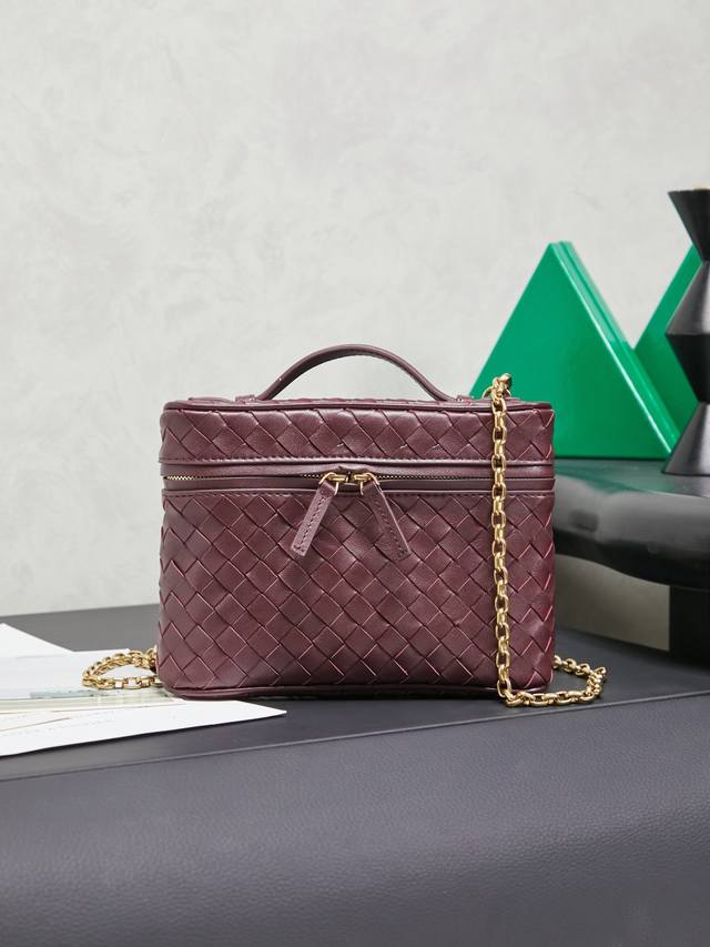 Bottega Veneta 2025 New Women's Small Soft Vanity Makeup Bag. Featuring the cla