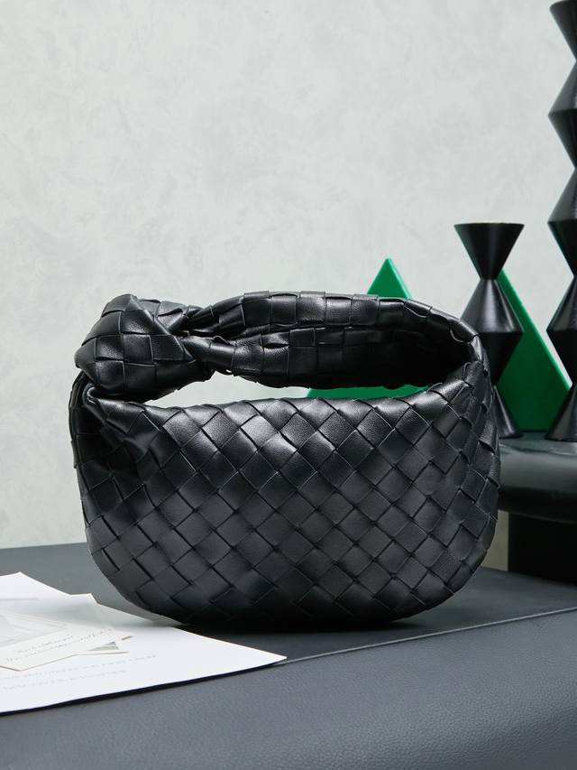 Bottega Veneta. Latest woven knotted Hobo . Made of top-grade lambskin, the lea