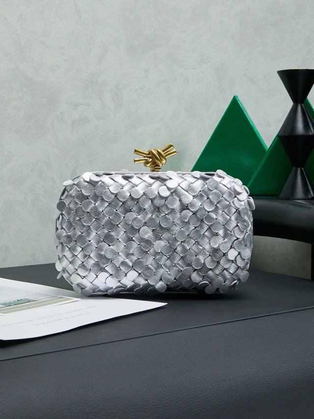 Bottega Veneta 2024 Spring Fashion Petal Woven Evening Bag. Unmarked yet radian