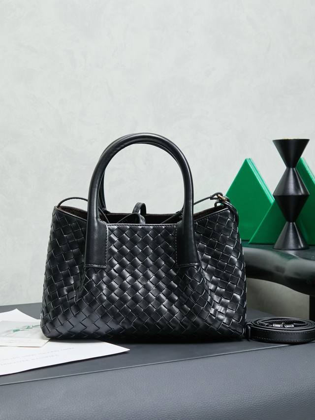 Bottega Veneta's 2025 new Pinacoteca bag boasts ultra-soft leather, a woven des