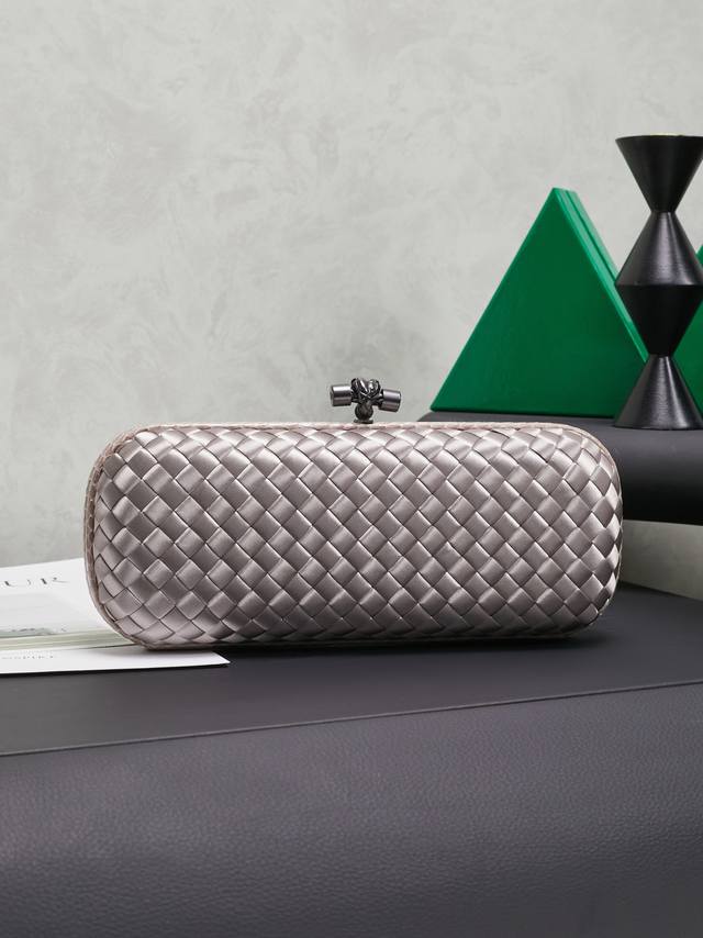 Bv New Kont Evening Handbag 8651, 25cm. This dazzling evening bag is full of fes