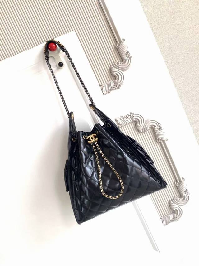 As5311 Chanel 25 is another bag named after a year. The 25C is a large, retro-st