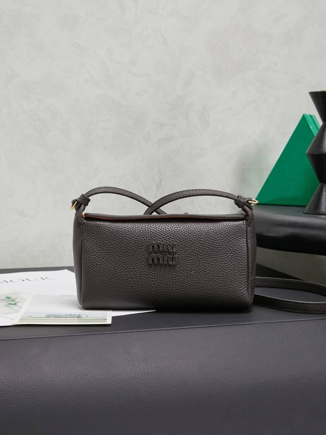 5Be097 Miu's newest crossbody bag from a Japanese pop-up store. Made of top-grad