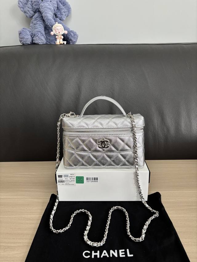 A new fashion favorite: Chanel's exquisite and compact chain clutch bag in calf