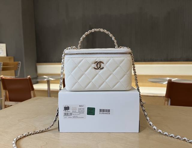 A96182 Chanel's hottest and most popular handle bag this season is a super class