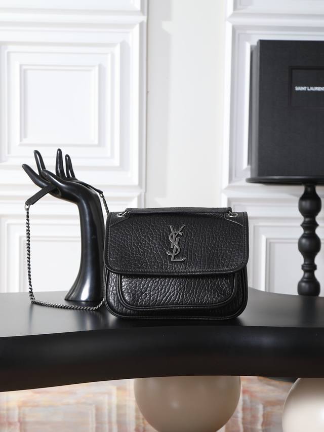 Niki_22Cm This black elephant print bag with silver hardware is incredibly cool!