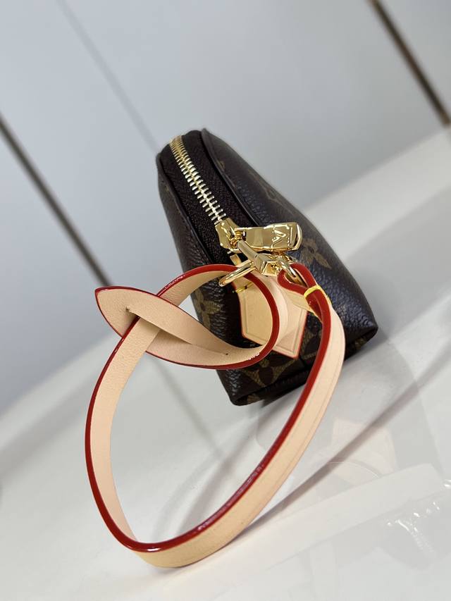 Original Leather Exclusive Real Shot M25653 This compact cosmetic coin purse is