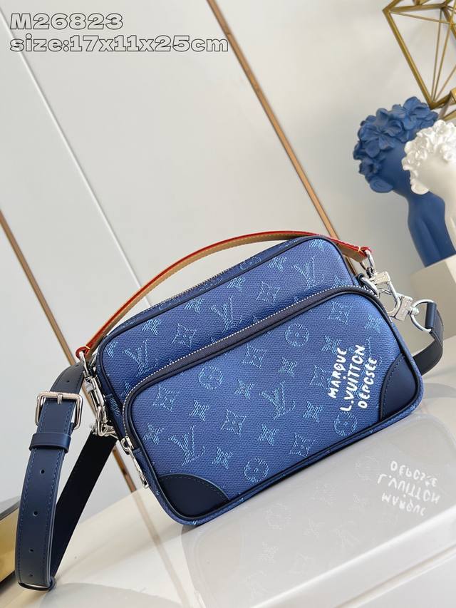 Original Leather Exclusive Real Shot M26823 This Nil crossbody bag features a re