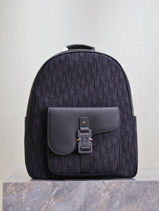 Authentic, High-Quality Saddle Zipper Backpack in Black Fabric. This saddle zip