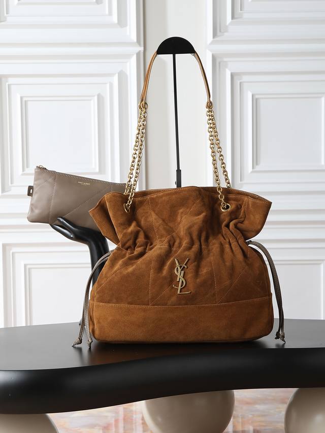 Suede Jamie 4.3 Large Pochon Bucket Bag ( ) Made of soft Italian suede with a c