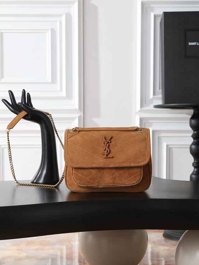 Niki_22Cm This tan matte finish bag with gold hardware is incredibly cool! The s