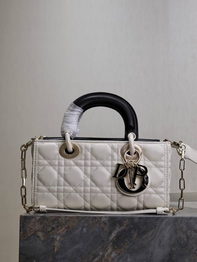 Authentic, high-quality replica Lady Dior bag, white and black, small size. Man