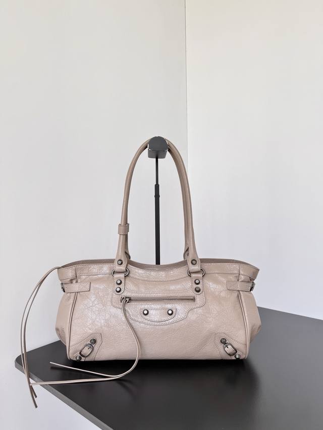 Authentic * Le City East-West. A perfect blend of style and function, this limi