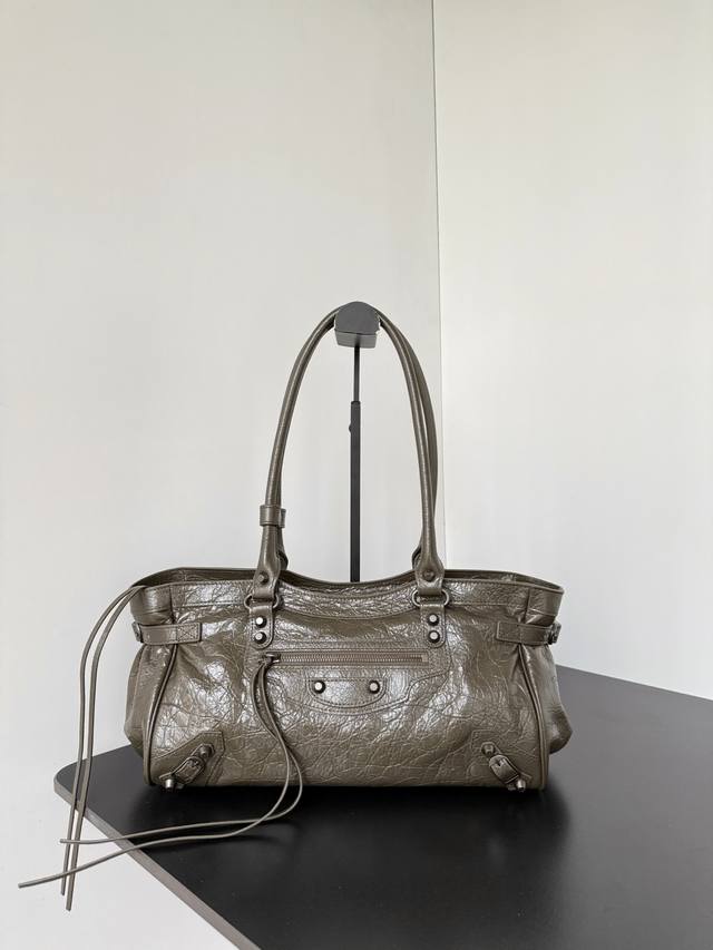 Authentic * Le City East-West. A perfect blend of style and function, this limi