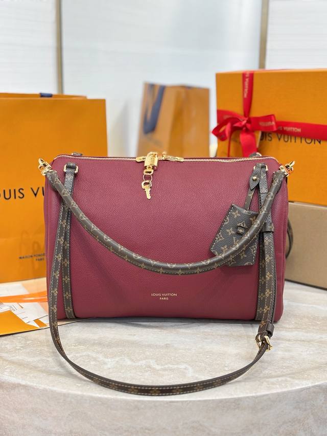 Express Handbag M27689 This small Express handbag features an elegant color pale