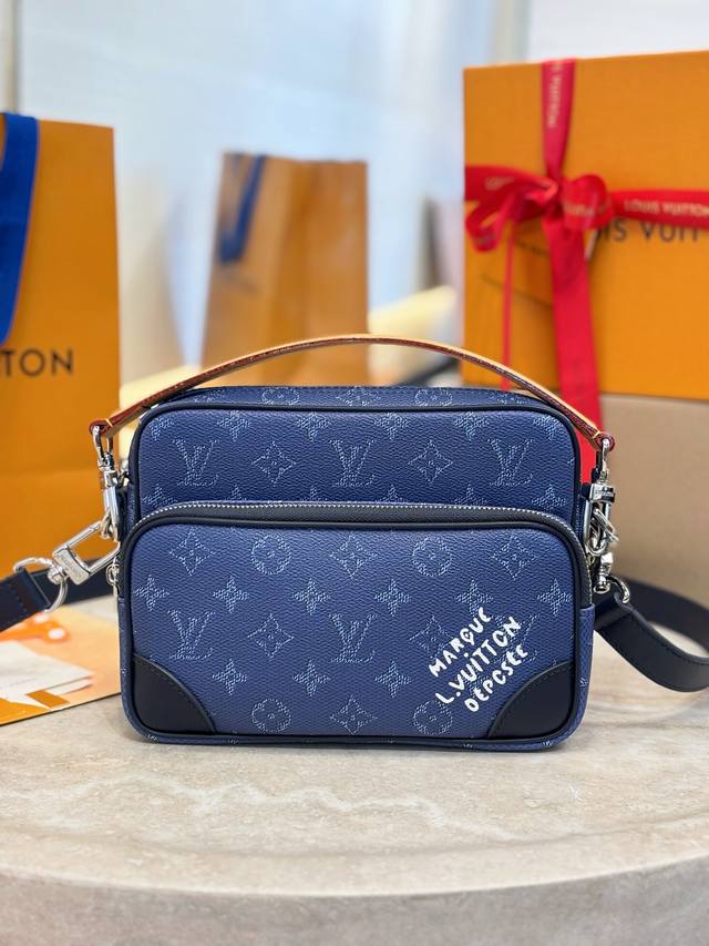 M26823 This Nil crossbody bag features a retro design crafted from Monogram Heri