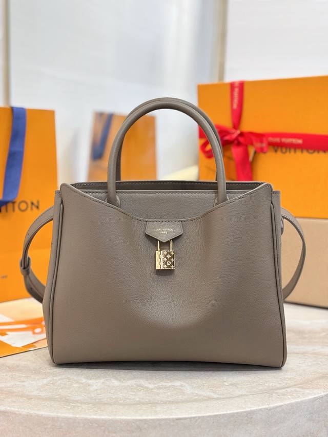 Top-quality original Vendome small handbag, M27040 Tobacco Green. This Vendome s