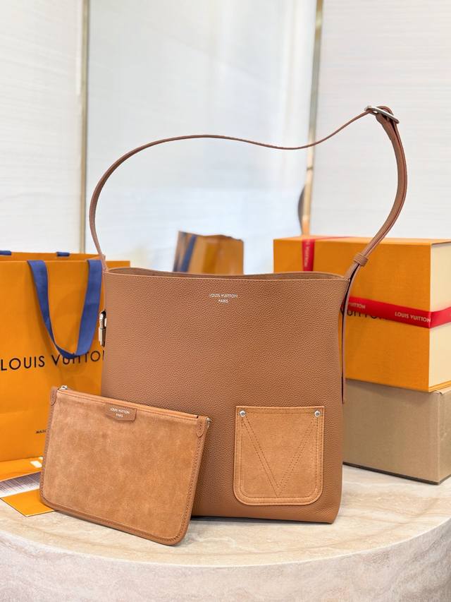 Top-tier original M26745 This Verso Hobo handbag features a trendy and versatile