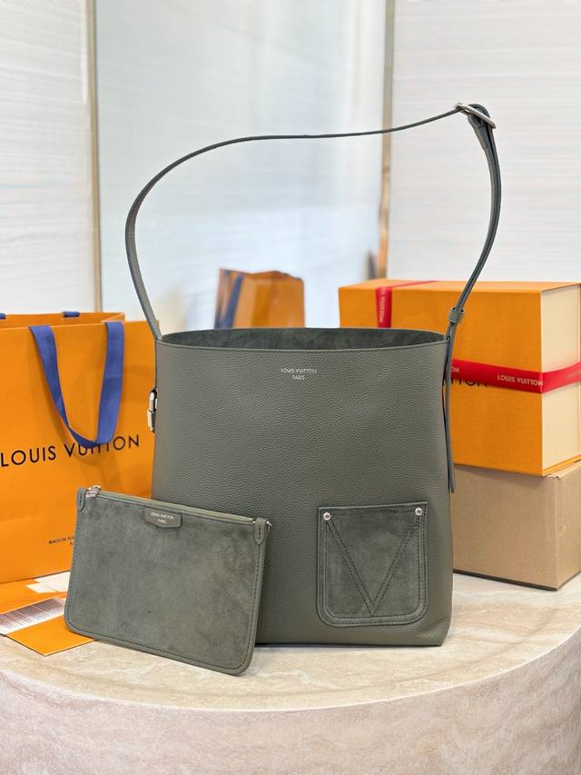 Top-tier original M26747 This Verso Hobo handbag features a trendy and versatile