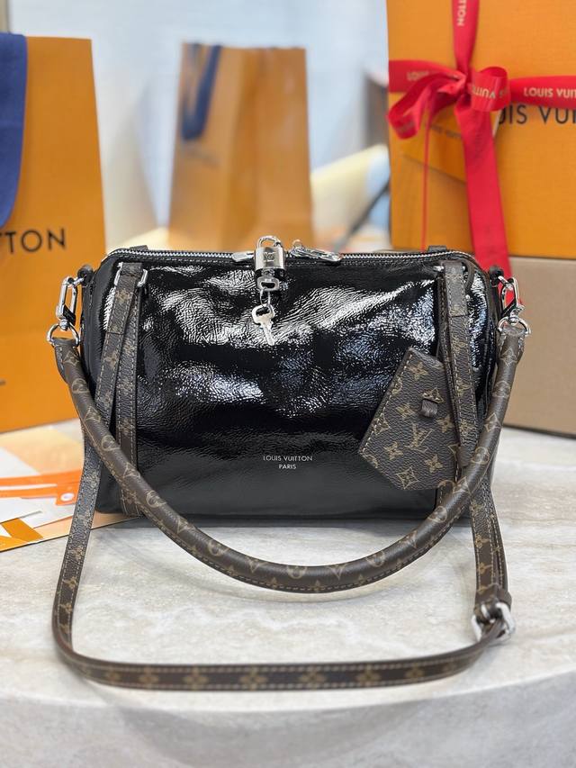 M27920 This classic Express small handbag showcases the brand's Monogram Saga lo