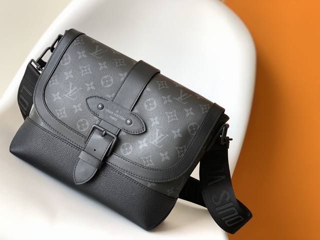 pM45911 This brand new messenger bag pays homage to Louis Vuitton's iconic eques