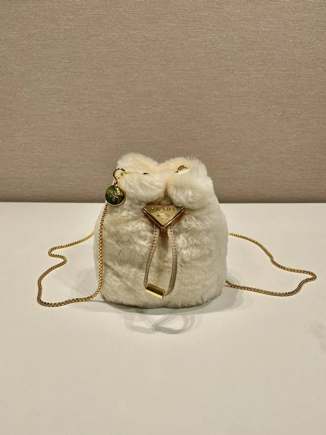 Premium Original Mini Bucket Bag 1Nr016 This small bag features soft sheepskin,