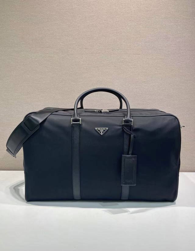 New Travel Bag 2Vc013 This Re-Nylon travel bag features exquisite Saffiano leath