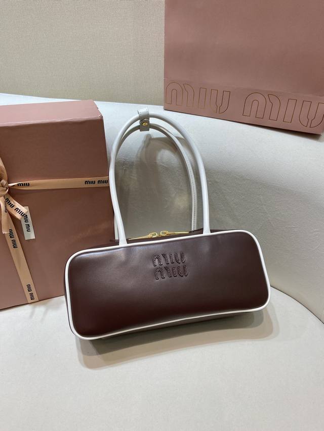 Premium Original Product 5Bb173 Small Size This Beau handbag features contrasti