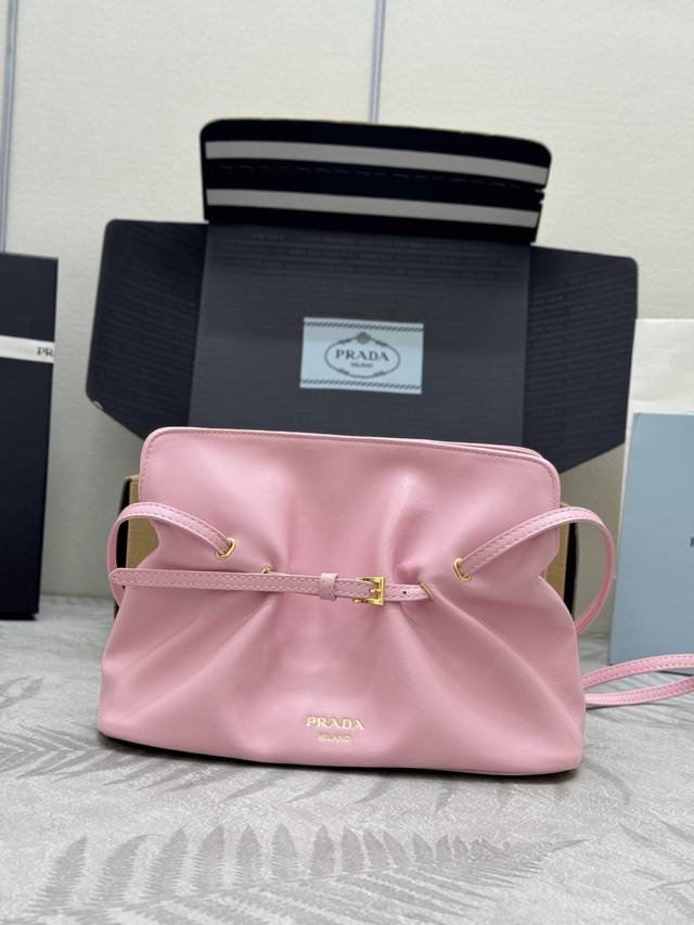 New Cloud Bag 1Bg586 This shoulder bag is made of sheepskin leather, with a matc