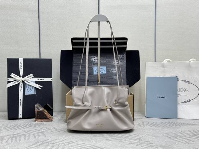 New Cloud Bag 1Bg586 This shoulder bag is made of sheepskin leather, with a matc