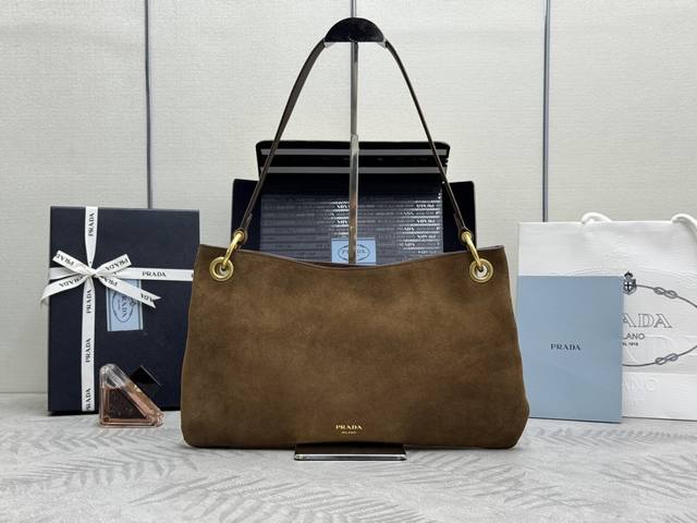 New Suede Shoulder Bag 1Bc259. This sophisticated and modern Etude suede handbag