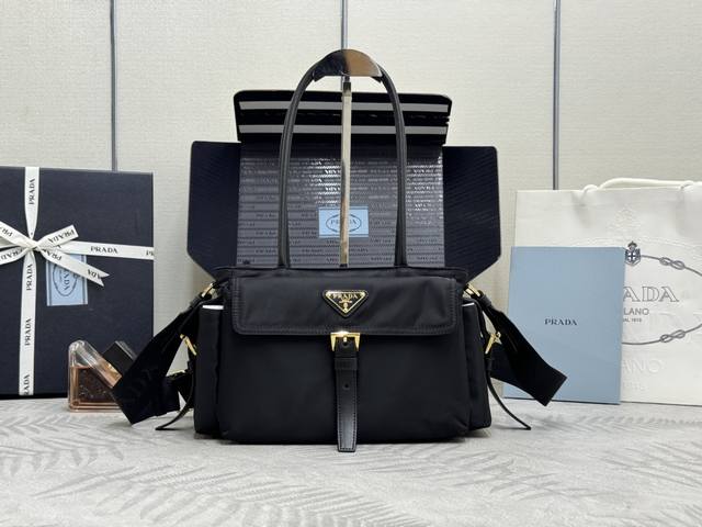 New Nylon Handbag 1Bg596 This handbag is made of imported nylon fabric and calfs