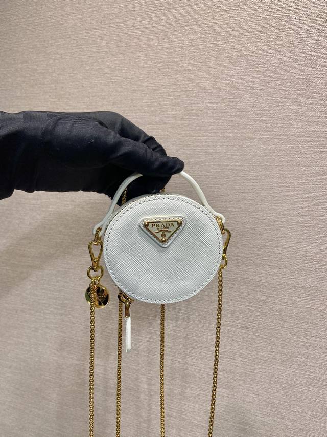 Cross-grain Mini Round Bag 1Nr023 This round mini bag showcases a modern and so