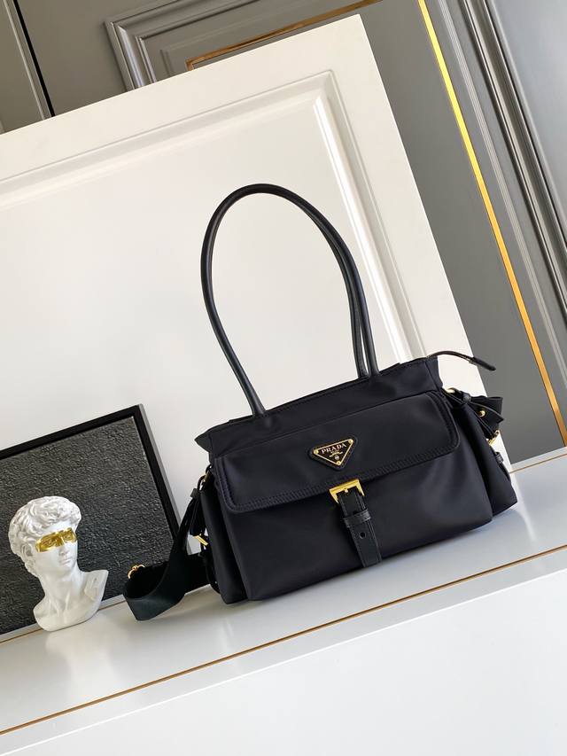 New Handbag This handbag is made of imported nylon fabric and calfskin. Top-qual