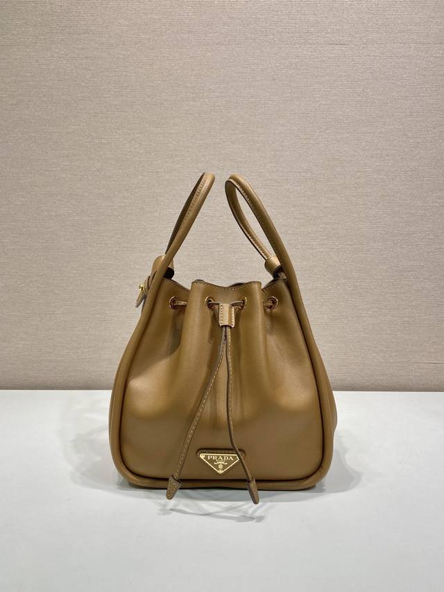 New Bucket Bag 1Be087 This bucket bag is made of imported calfskin and comes wit