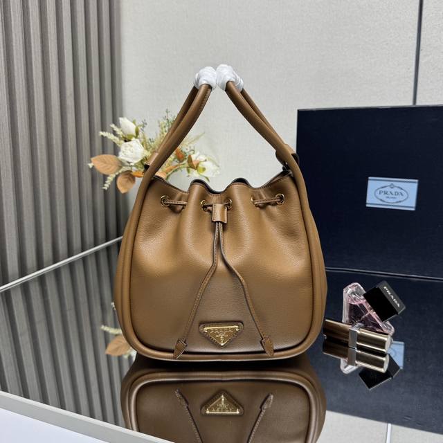 Top-quality original single-style bucket bag 1Be087 Caramel. This bucket bag is
