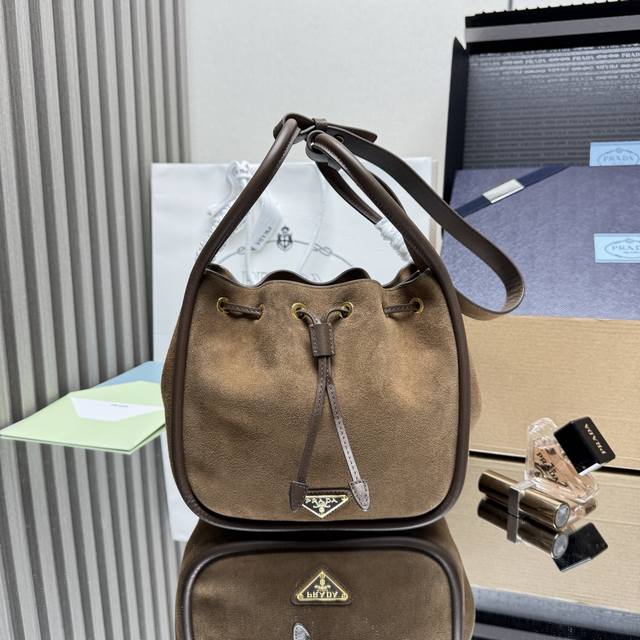 Top-quality original single-piece new bucket bag 1Be087 Suede. This bucket bag i