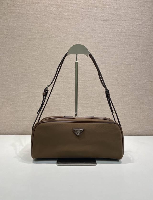 Premium Original New Bowling Bag 1Bc249 This bowling bag cleverly blends classic