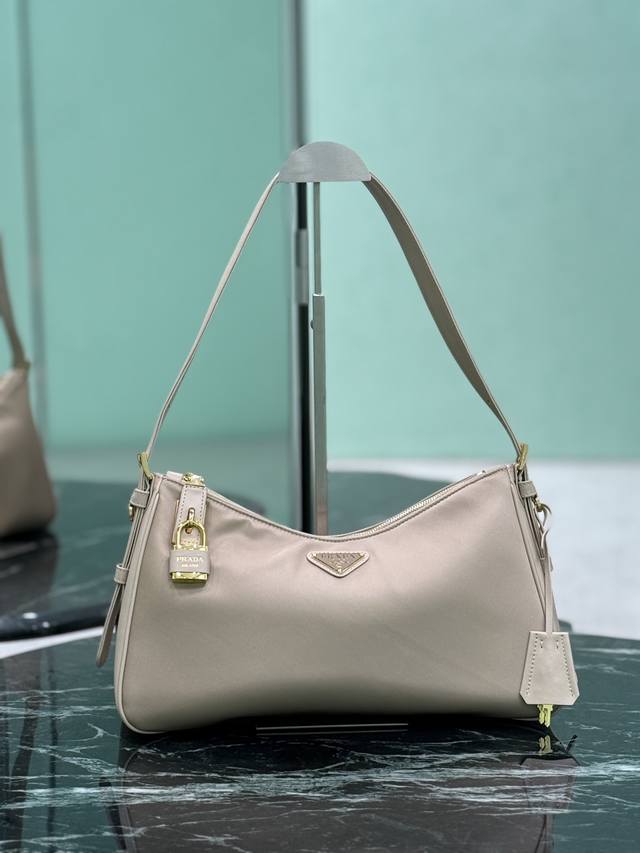 New Nylon Lock Bag This Tessuto Locker shoulder bag has a modern and versatile