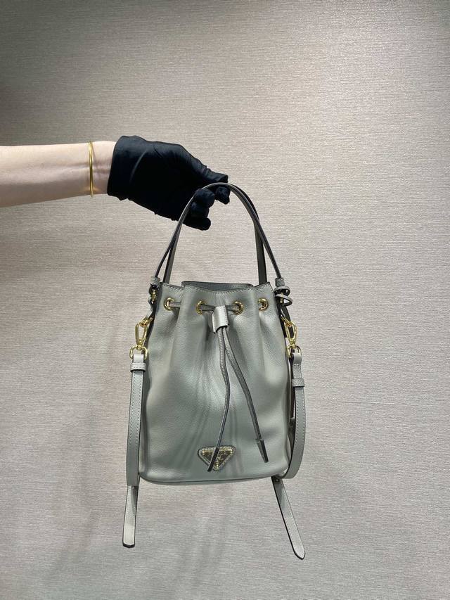 Premium Original Calfskin Bucket Bag 1Be067 New Arrival This bucket bag is made