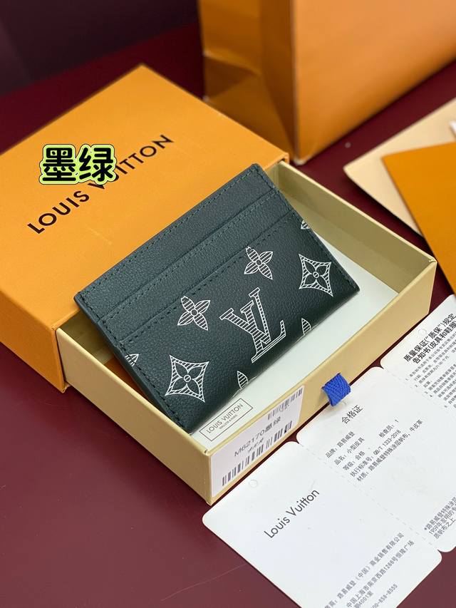 Factory Price p M62170 Dark Green! This stylish and fashionable card holder, cr