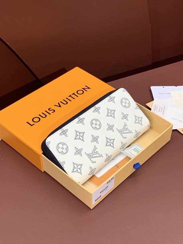 Factory Price p M62295 Elegant White! Made of top-grain cowhide! This Zippy Vert