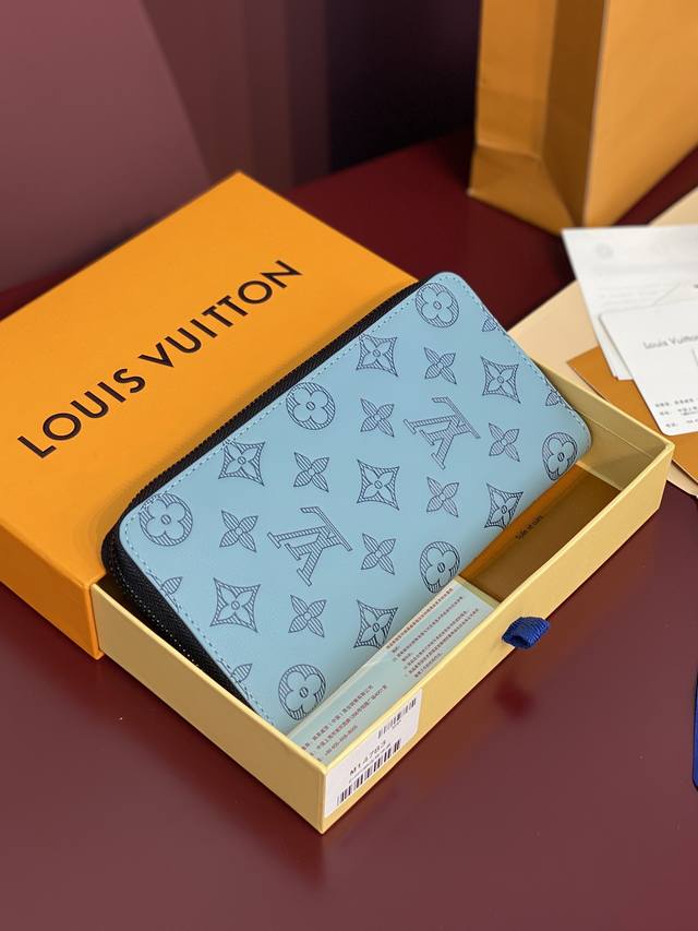 Factory Price p M14783 New Embossed Ice Blue! Made of top-grain cowhide! This Zi