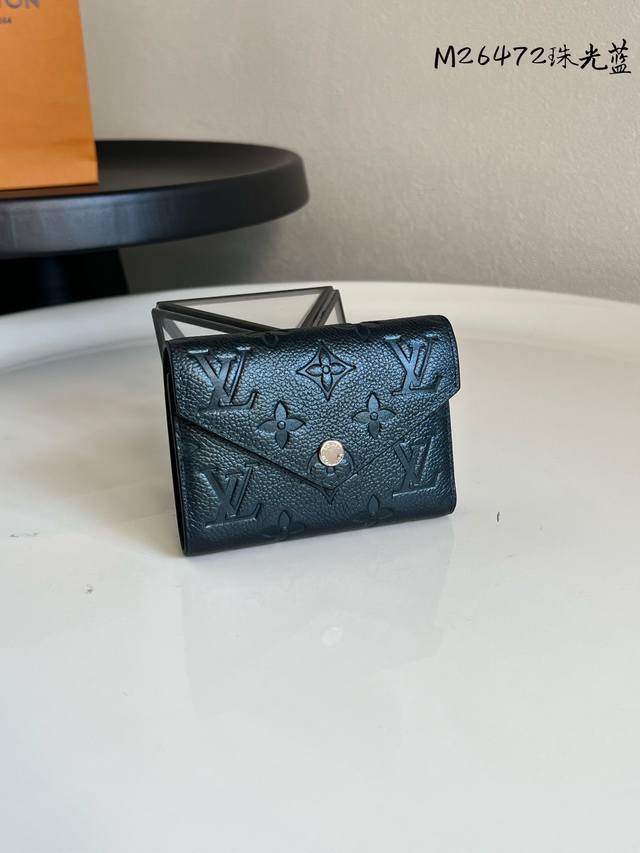 Chip version M26472 Pearl Blue! This wallet is crafted from luxurious embossed