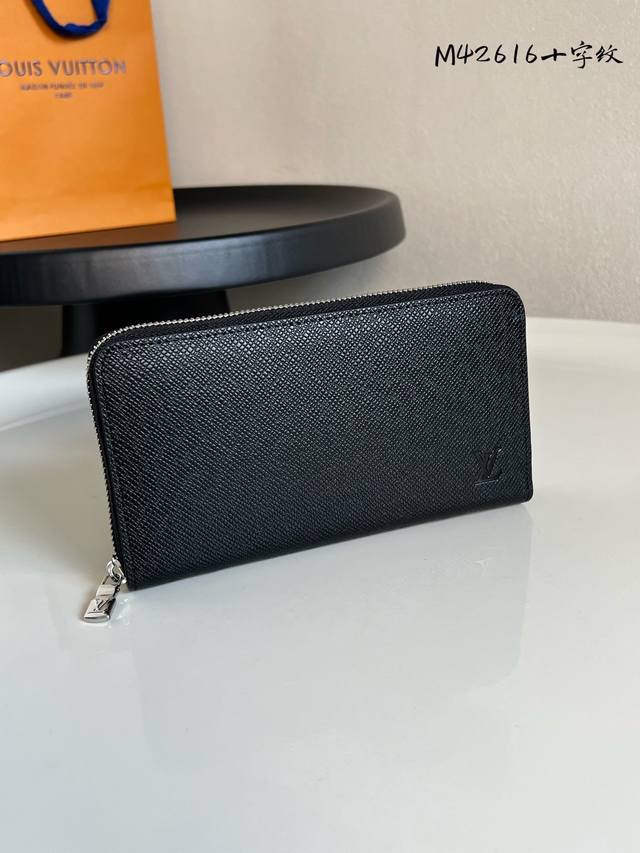 Chip Version M42616 Black Cross Pattern! This stylish Zippy wallet holds cash,