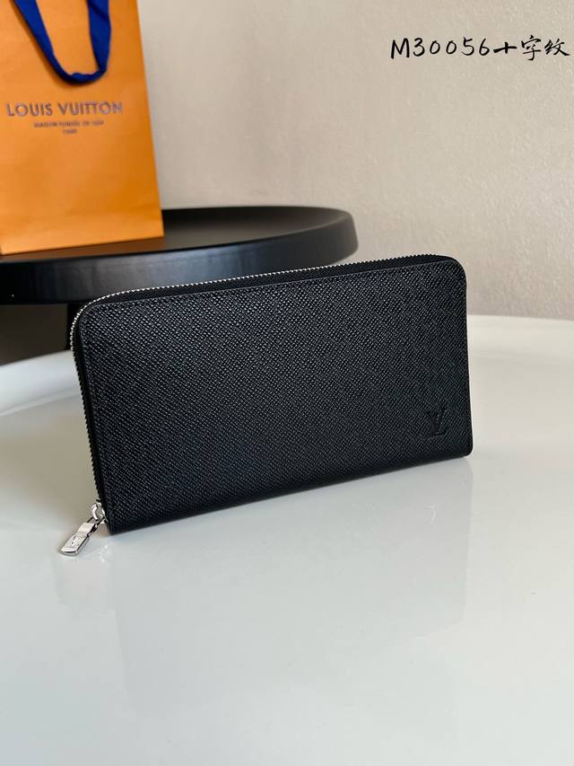 Chip Version M30056 Black Cross-Pattern This exquisite Monogram canvas wallet i