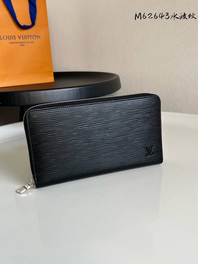 Top-tier original single item with new inner compartment! M62643 Water Ripple Bl