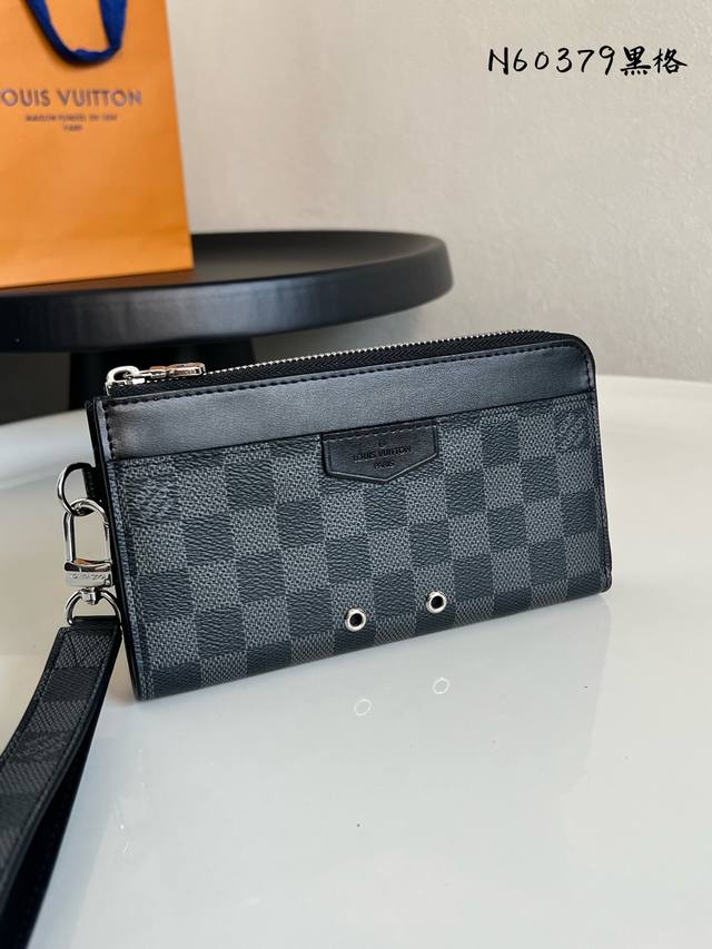 Chip version N60379 Black Zippy Dragonne Zip Wallet pays homage to Louis Vuitto