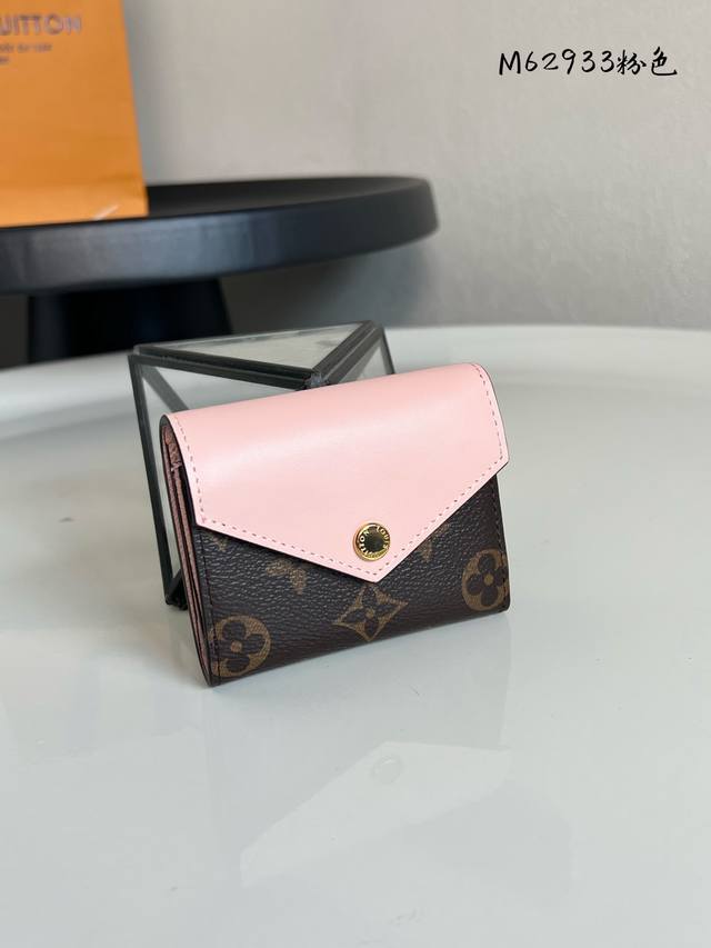 Top-tier original M62933 Pink Zoe wallet (chip version) is compact and easily fi