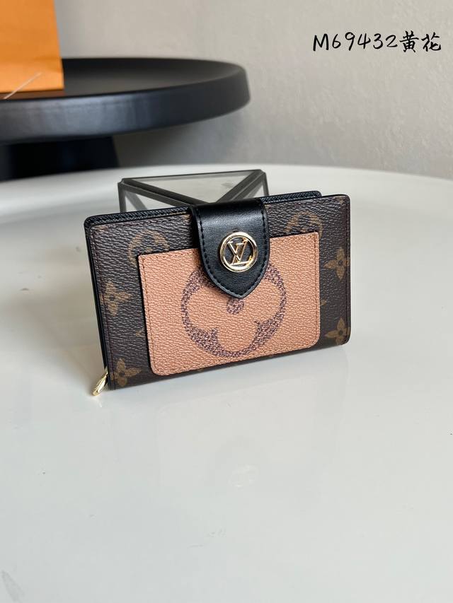 Chip Version M69432 Monogram Yellow Juliette Wallet features a chic front pocke